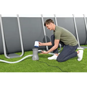 Podgrzewacz wody Bestway 58259 obok basenu ogrodowego