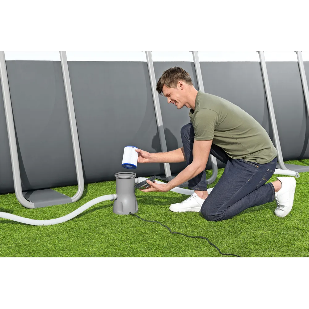 Podgrzewacz wody Bestway 58259 obok basenu ogrodowego