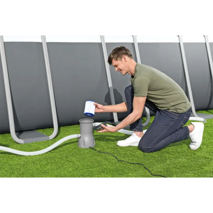 Podgrzewacz wody Bestway 58259 obok basenu ogrodowego