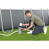 Podgrzewacz wody Bestway 58259 obok basenu ogrodowego