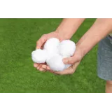 Zbliżenie na lekkie kuleczki filtrujące Bestway 5 cm średnicy