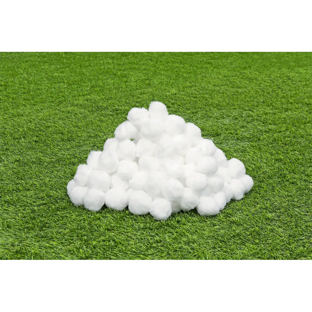 Kuleczki filtracyjne do basenu prezentujące swoją strukturę