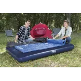 Dmuchany materac turystyczny Bestway podczas biwaku pod namiotem