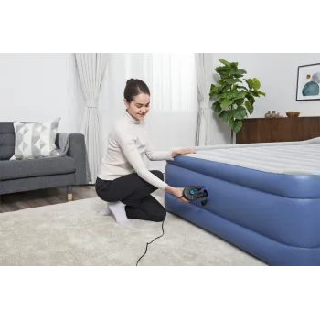 Pompka elektryczna Bestway 62255 na tle wyposażenia kempingowego