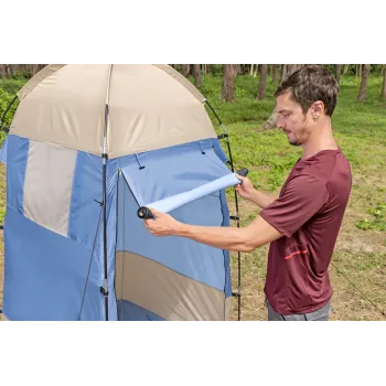 Funkcjonalne wnętrze namiotu z miejscem na przebieranie