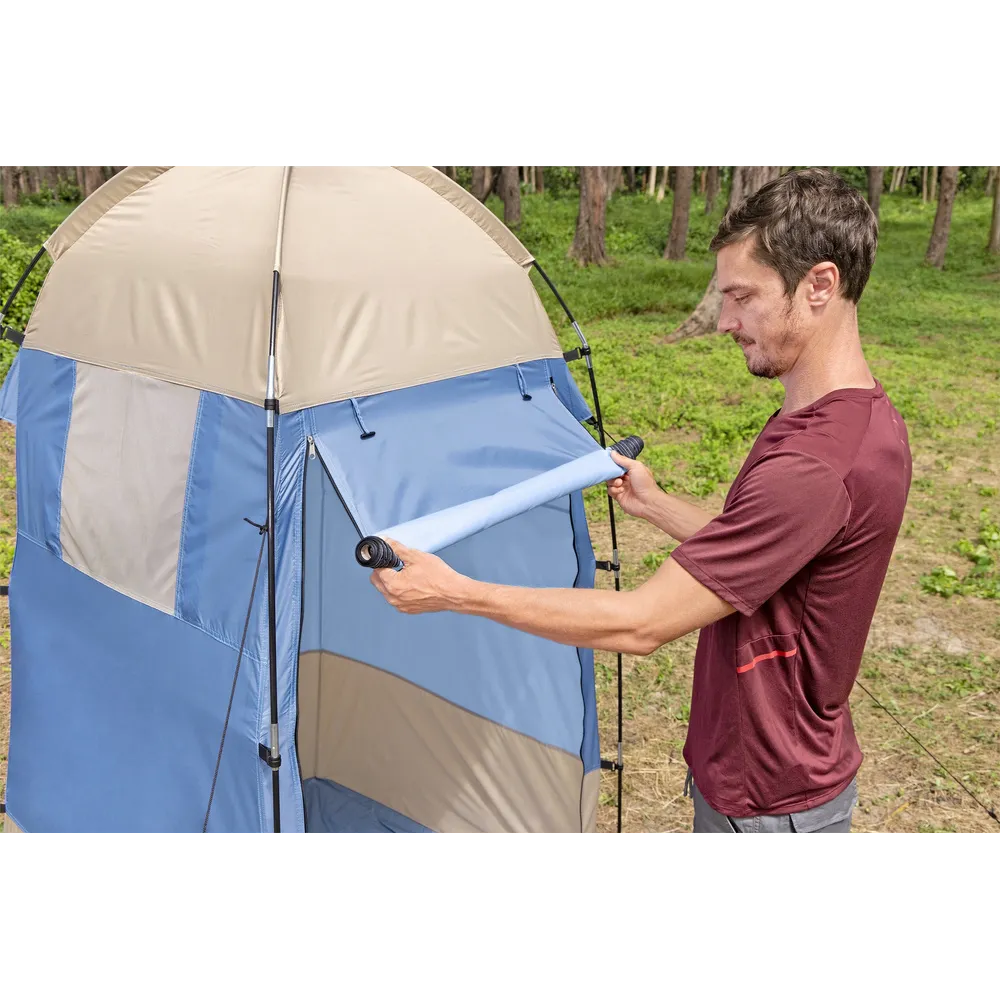 Funkcjonalne wnętrze namiotu z miejscem na przebieranie