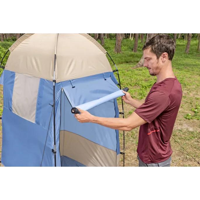 Funkcjonalne wnętrze namiotu z miejscem na przebieranie