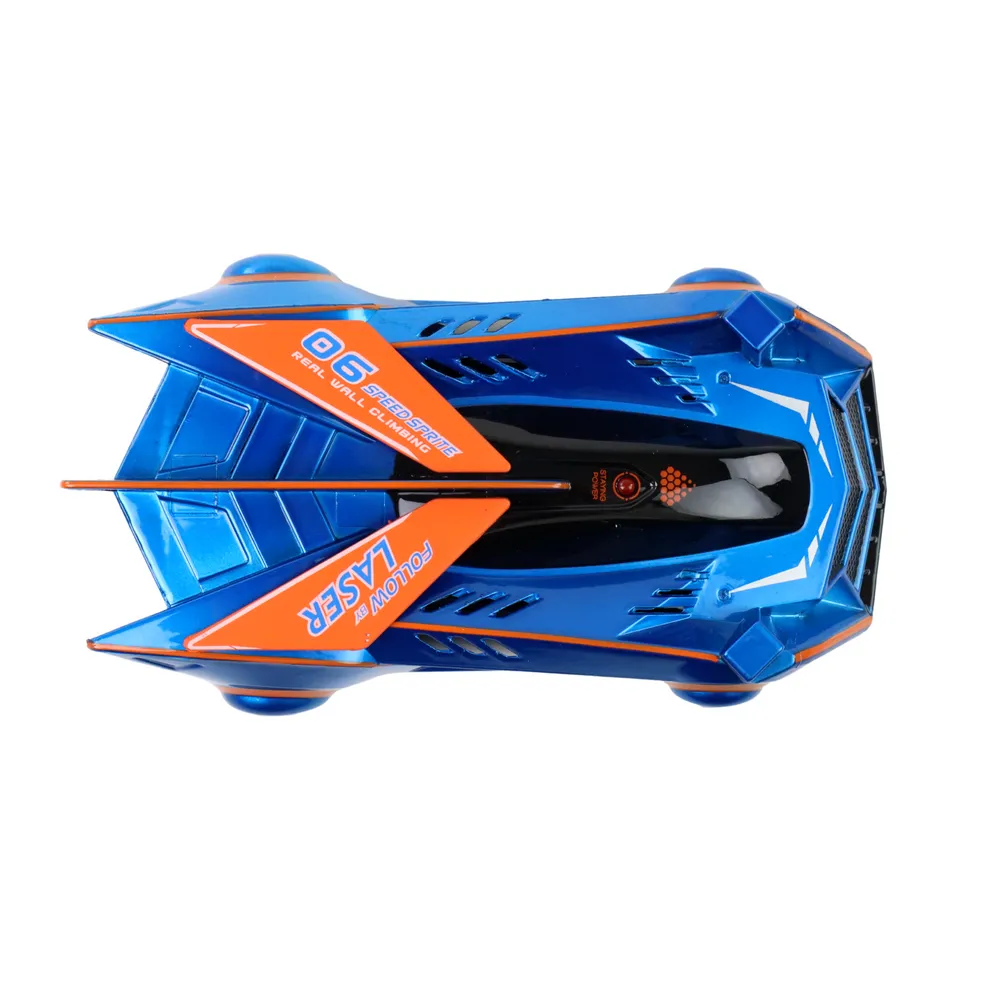 Sportowe autko z pilotem na laser na podłodze, ścianie i suficie