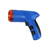 Zbliżenie na niebieskie auto zdalnie sterowane po ścianach