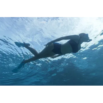 Elementy zestawu do nurkowania ułożone na tle plażowym