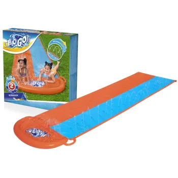 Dwoje dzieci bawiących się na podwójnej ślizgawce wodnej Bestway