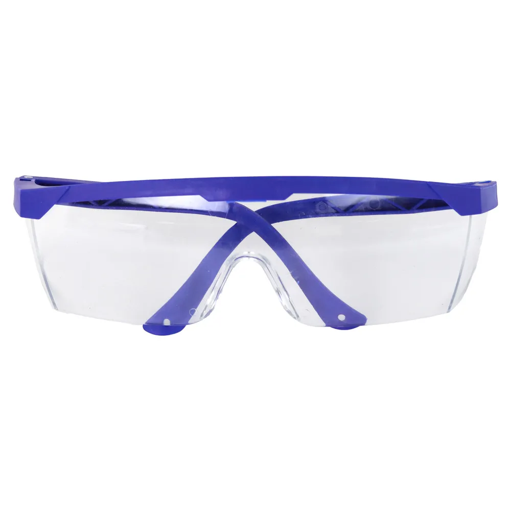 Duży pistolet na wodę podczas zabawy w plenerze