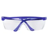 Duży pistolet na wodę podczas zabawy w plenerze