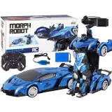 Niebieski samochód-robot RC podczas dynamicznej jazdy po podłodze