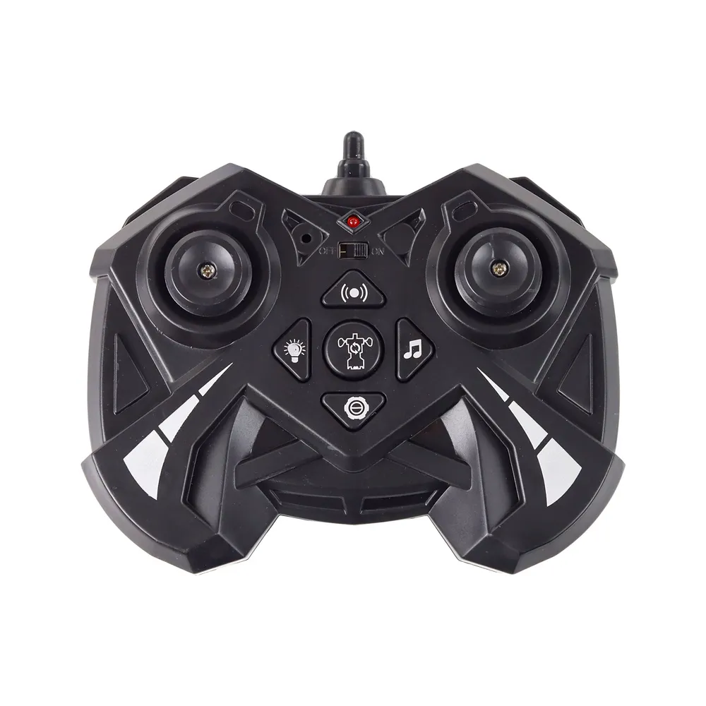 Dziecko sterujące samochodem-robotem RC za pomocą opaski na ręku