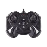 Dziecko sterujące samochodem-robotem RC za pomocą opaski na ręku