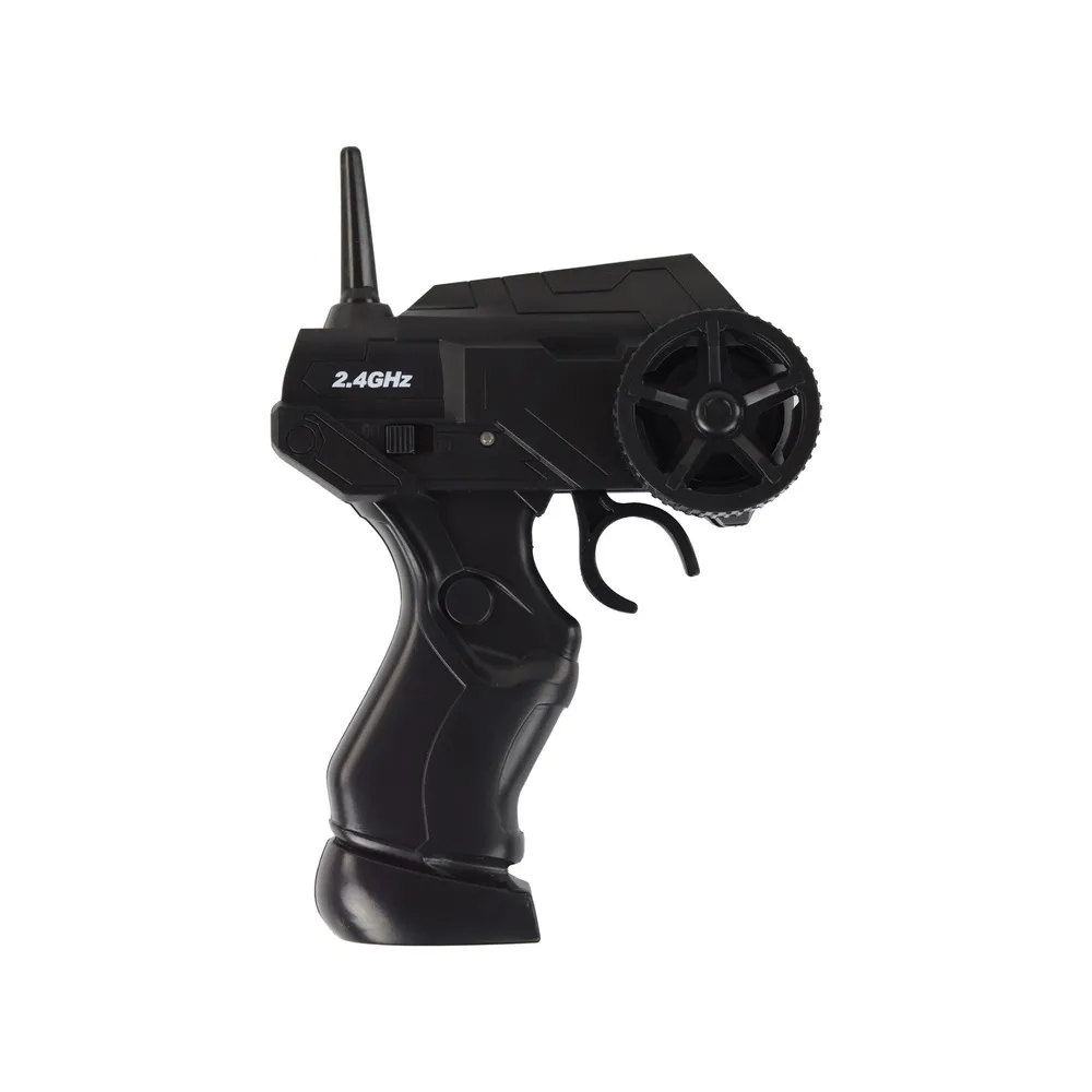 Zbliżenie na napęd 4x4 i dynamiczny design auta terenowego RC