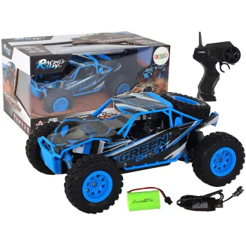 Niebieskie autko terenowe RC w skali 1:24 podczas jazdy po trawie