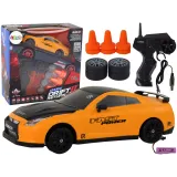 Żółte sportowe autko R/C 1:24 z wymiennymi kołami na białym tle