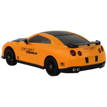 Sportowe autko RC z gładkimi kołami do driftu w dynamicznej pozie