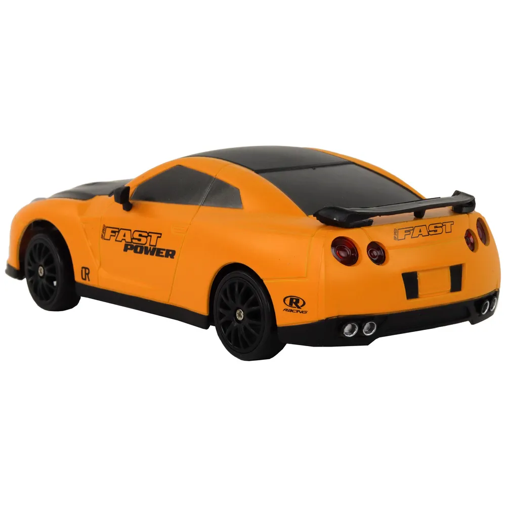 Sportowe autko RC z gładkimi kołami do driftu w dynamicznej pozie