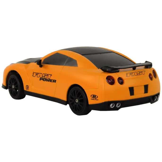 Sportowe autko RC z gładkimi kołami do driftu w dynamicznej pozie