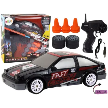 Czarne autko sportowe R/C 1:24 z wymiennymi kołami widok z boku