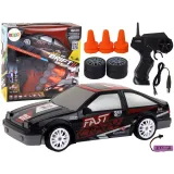 Czarne autko sportowe R/C 1:24 z wymiennymi kołami widok z boku