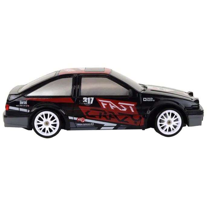 Auto R/C 1:24 czarne podczas jazdy po pokoju dziecięcym