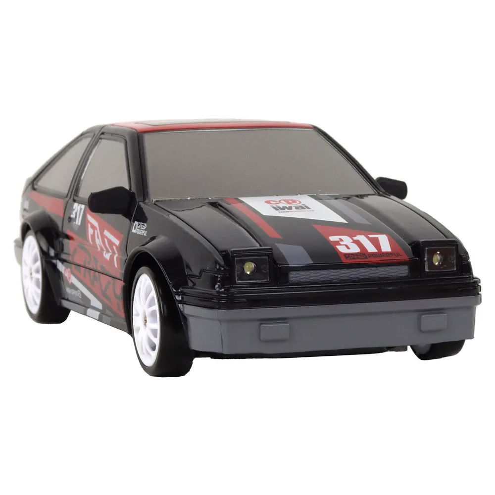 Zbliżenie na szczegóły karoserii czarnego samochodu R/C