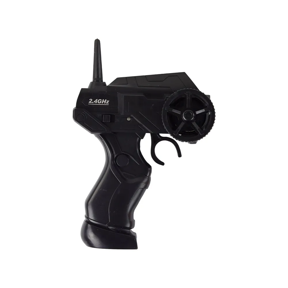 Sportowe auto zdalnie sterowane 1:24 na tle pomarańczowych pachołków