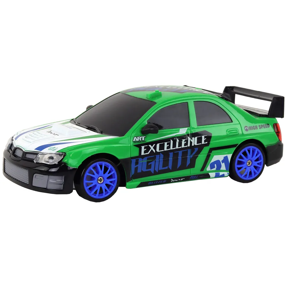 Samochód zdalnie sterowany 1:24 obok akcesoriów do toru