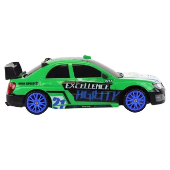 Sportowe auto RC obok pilota zdalnego sterowania