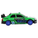 Sportowe auto RC obok pilota zdalnego sterowania