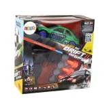 Bliższy plan zielonego auta RC na gładkich kołach do driftu