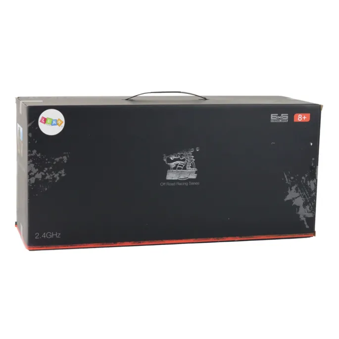 Zbliżenie na detale i gumowe opony ciężarówki wojskowej WPL B-36 RC