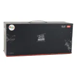 Zbliżenie na detale i gumowe opony ciężarówki wojskowej WPL B-36 RC