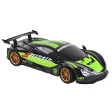 Sportowy samochód zdalnie sterowany 1:10 podczas jazdy na zewnątrz