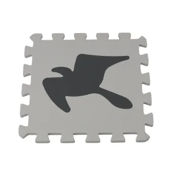 Dziecko bawiące się matą piankową z kontrastowymi kształtami