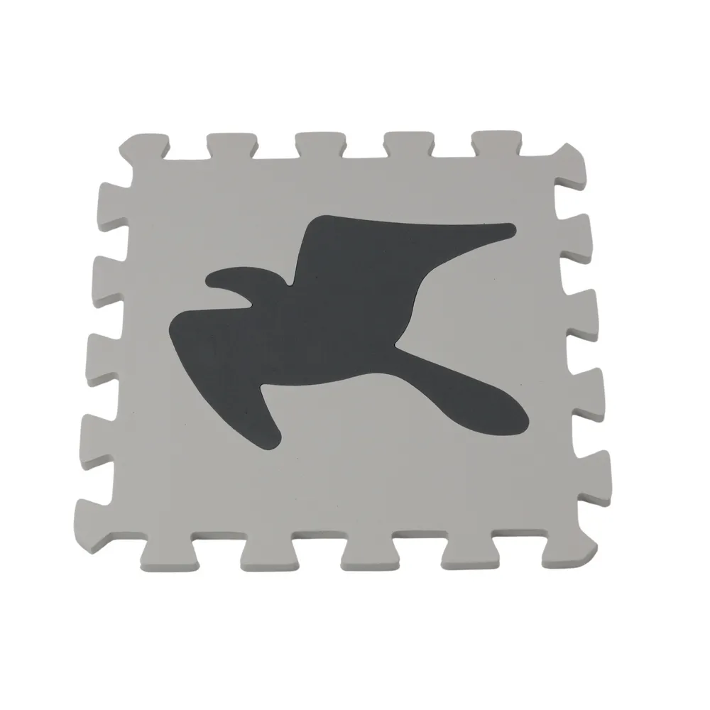 Dziecko bawiące się matą piankową z kontrastowymi kształtami