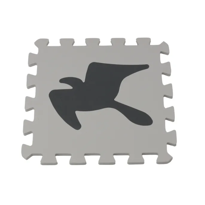 Dziecko bawiące się matą piankową z kontrastowymi kształtami