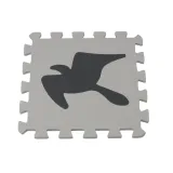 Dziecko bawiące się matą piankową z kontrastowymi kształtami