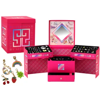 Kolorowe koraliki i zawieszki na białym tle w otwartej szkatułce