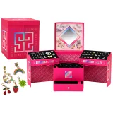 Kolorowe koraliki i zawieszki na białym tle w otwartej szkatułce