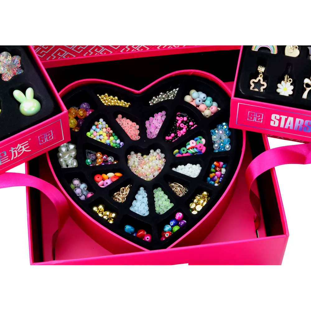 Bliska perspektywa zestawu biżuteryjnego dla dzieci z elementami DIY