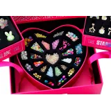 Bliska perspektywa zestawu biżuteryjnego dla dzieci z elementami DIY