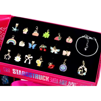 Różnorodne koraliki i akcesoria biżuteryjne rozłożone na stole