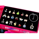 Różnorodne koraliki i akcesoria biżuteryjne rozłożone na stole