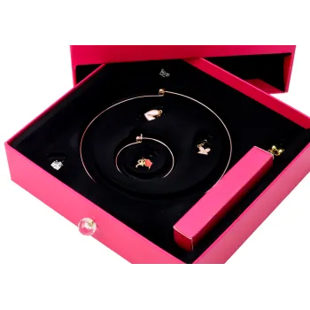 Kolorowe zawieszki, serduszka i sznureczki z zestawu DIY do biżuterii