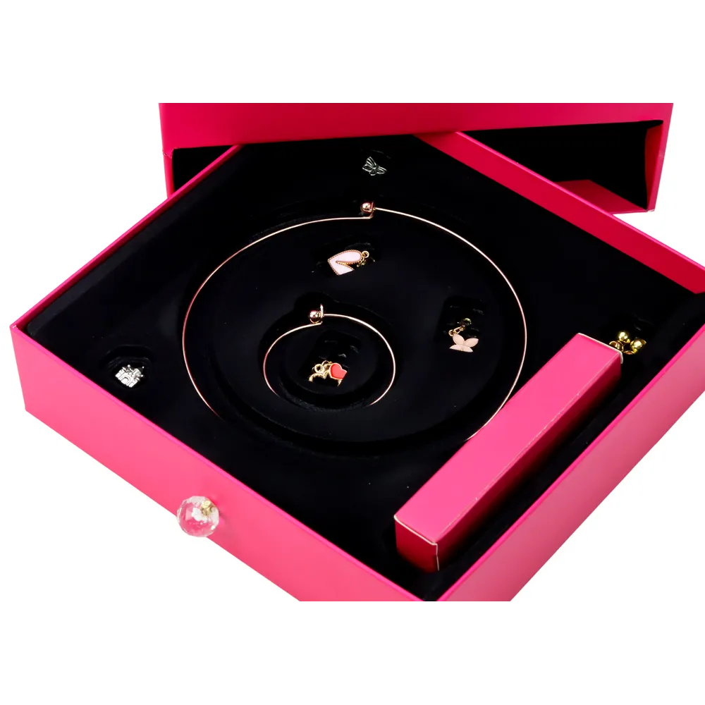 Kolorowe zawieszki, serduszka i sznureczki z zestawu DIY do biżuterii